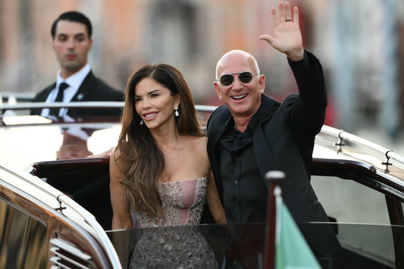 Amazon founder Jeff Bezos and Lauren Sánchez are spending their honeymoon at the same hotel "The White Lotus" was filmed.