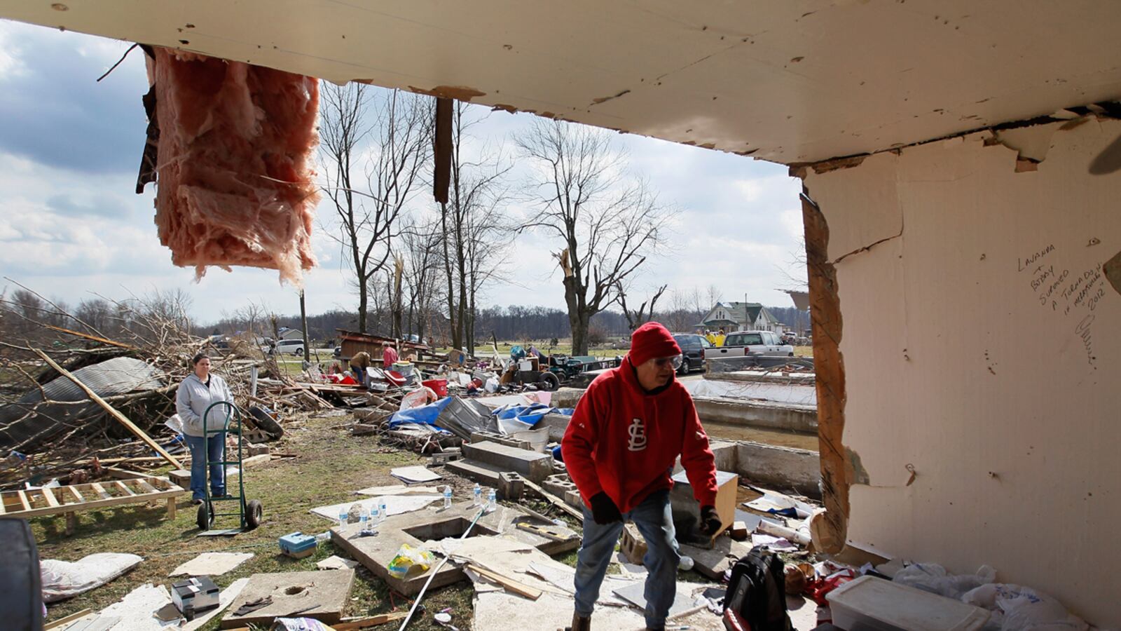 cheats/2012/03/06/woman-loses-legs-saving-kids-in-tornado/woman-loses-legs-tornado-marysville-indiana-cheat_taiuqw