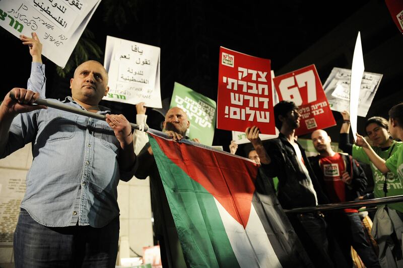 articles/2012/11/29/new-survey-israelis-do-not-feel-they-benefited-from-hamas-clash/israel-protest-deluca-tease_cpvchb