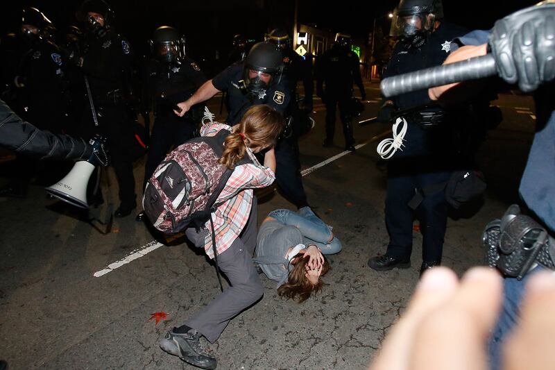 galleries/2014/12/08/berkeley-protest-over-recent-grand-jury-decisions-photos/141208-berkley-protest3_n1yqxi