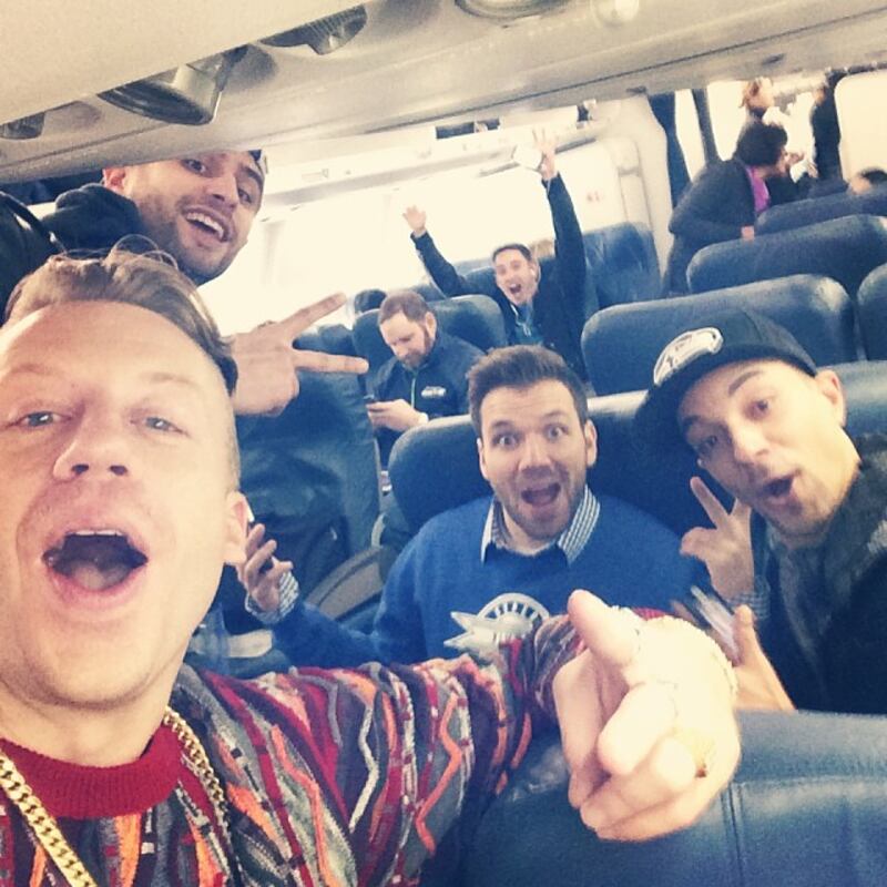 galleries/2014/02/02/meryl-streep-katy-perry-the-week-s-best-celebrity-selfies-photos/macklemore_kexkjk