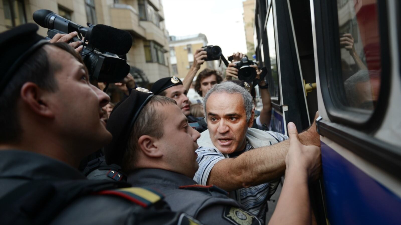 cheats/2012/08/24/moscow-kasparov-not-guilty/garry-cheat_ssxz8n
