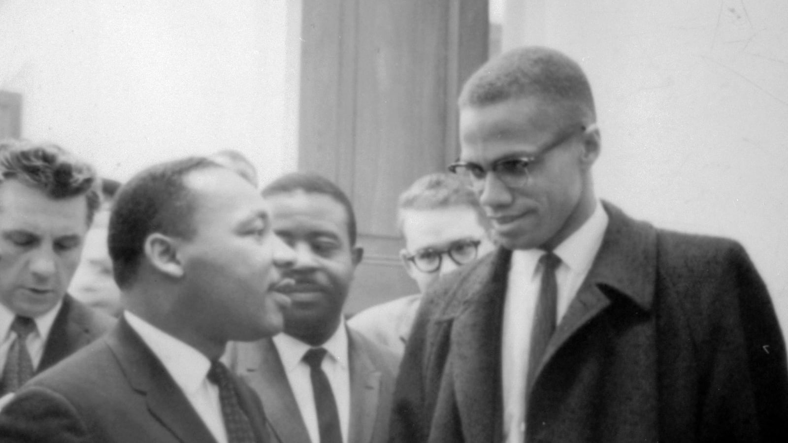 articles/2014/10/16/tavis-smiley-humanely-chronicles-mlk-s-sad-last-year/141015-porch-smiley-tease_vqxygh