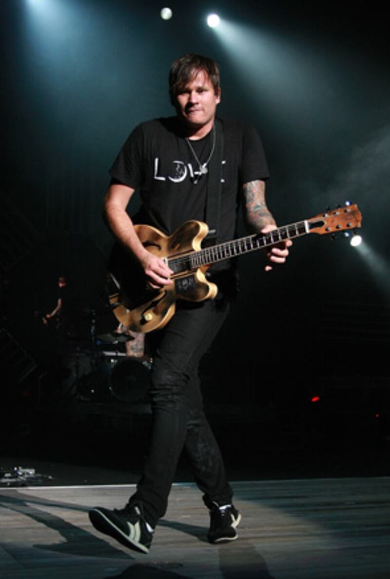 galleries/2009/11/01/celebrity-homecoming-queens-and-kings/celeb-homecoming-winners---tom-delonge_xarurj