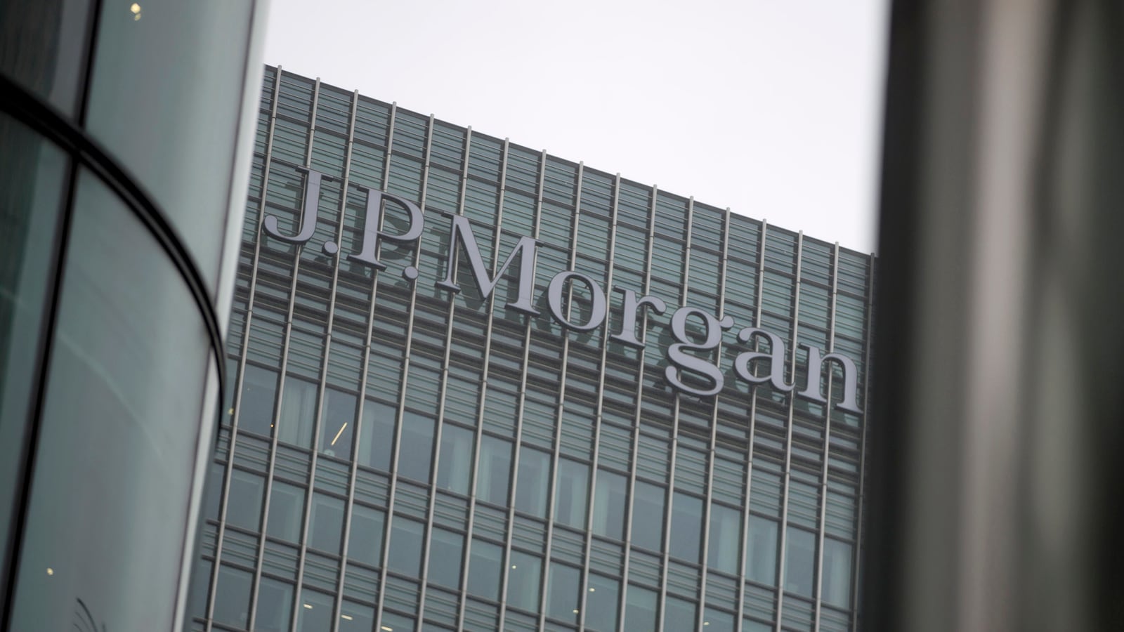 articles/2013/09/20/jp-morgan-chase-s-long-list-of-expensive-legal-settlements-grows-even-longer/130920-oconnor-strochlic-jpmorgan-tease-embed_bszxkx