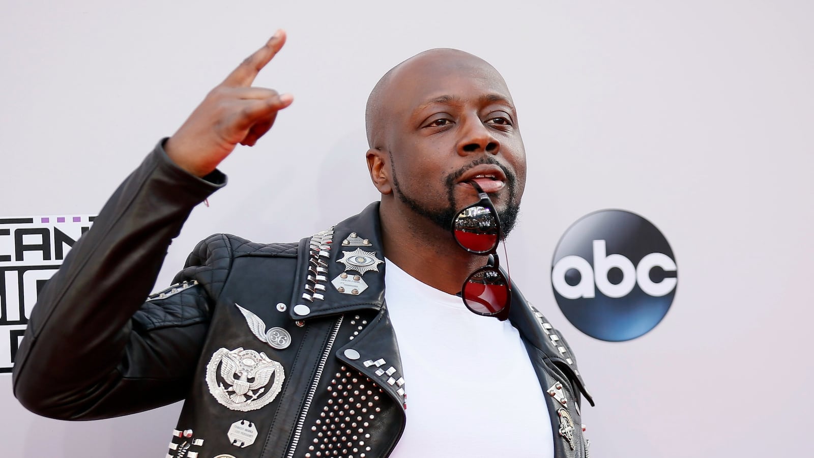 cheats/2017/03/22/wyclef-jean-mistaken-for-robbery-suspect/170321-wyclef-jean-handcuffed-robbery-cheat_llt9u3