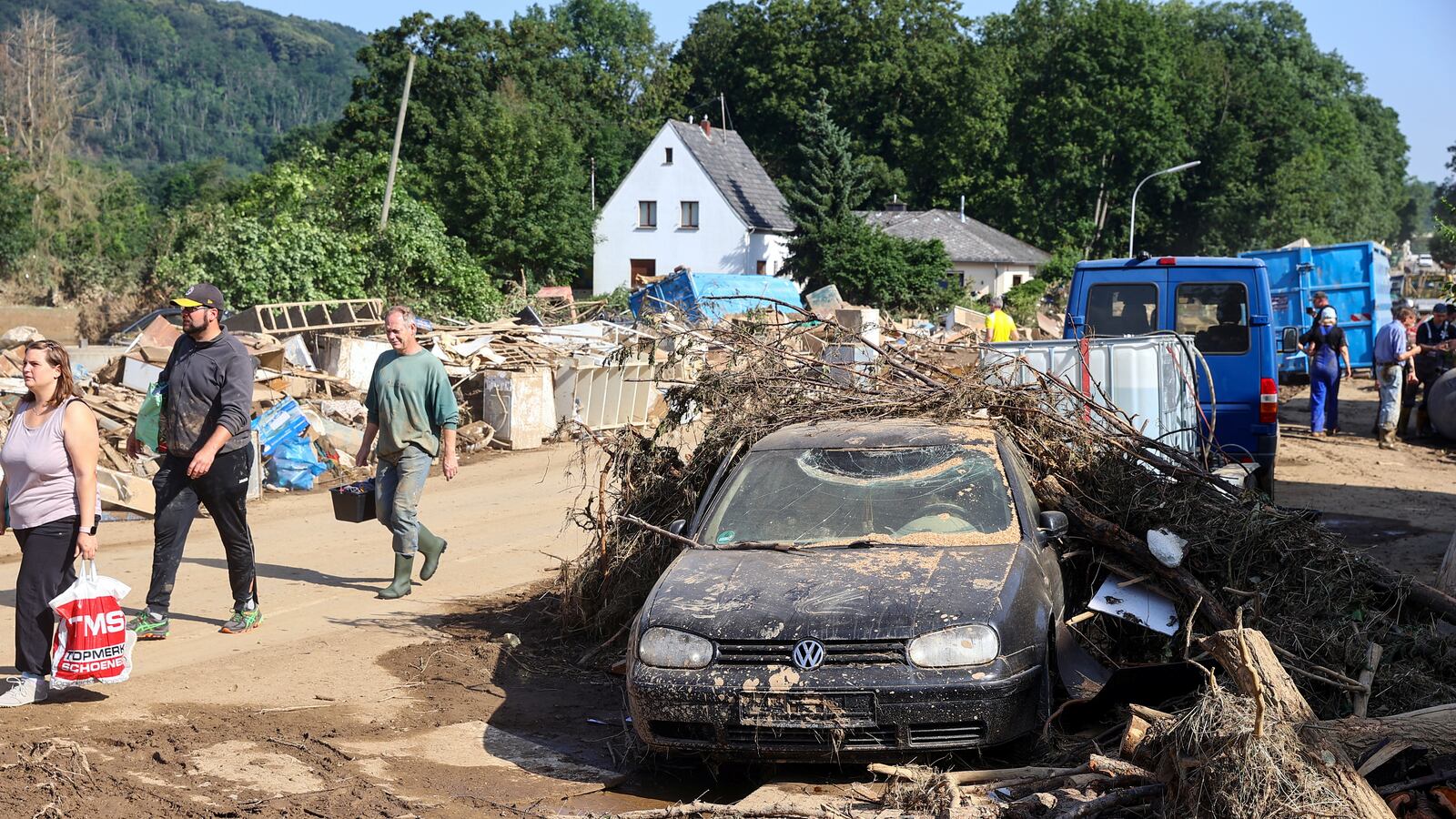 2021-07-18T083348Z_503788671_RC2WMO9PYYCR_RTRMADP_3_EUROPE-WEATHER-GERMANY_rnww9m
