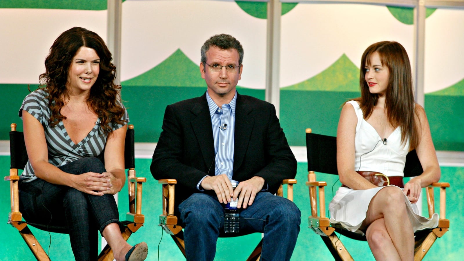 cheats/2016/07/27/gilmore-girls-to-return-for-thanksgiving/160727-gilmore-revival-cheats_wawmgp