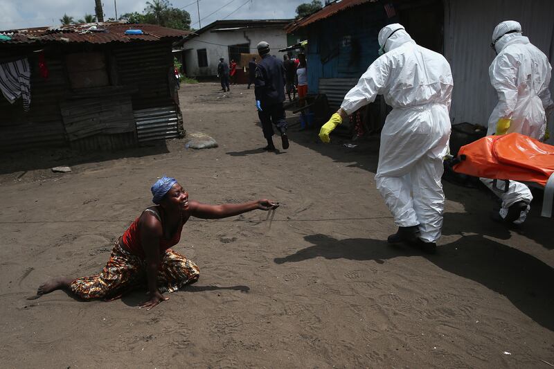 galleries/2014/10/23/portrait-of-an-epidemic-the-front-lines-of-ebola/141022-john-moore-ebola-07_m3dcc4