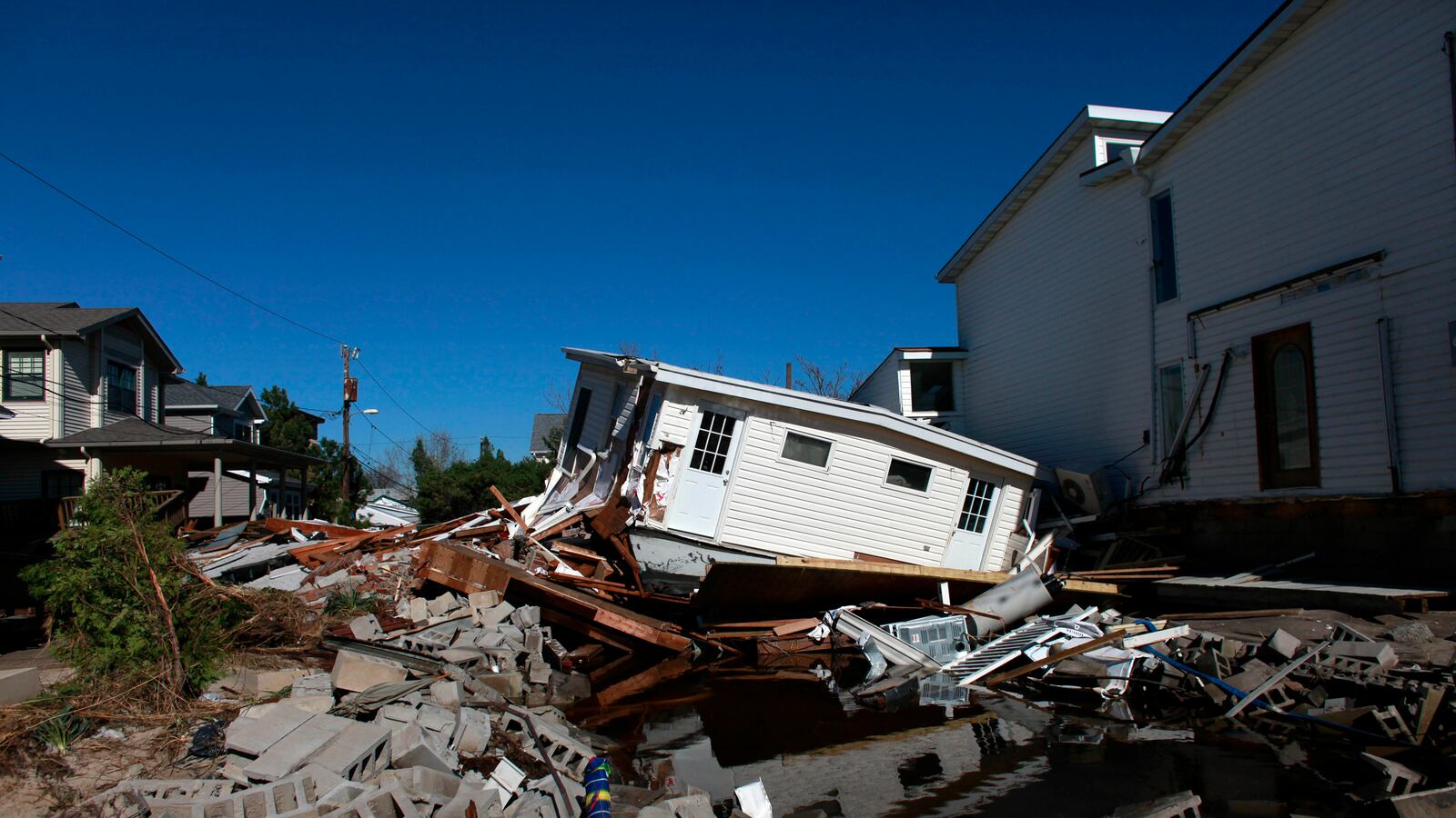 cheats/2012/11/18/nyc-to-demolish-100s-of-homes/demolishing-sandy-homes-cheat_swuliq