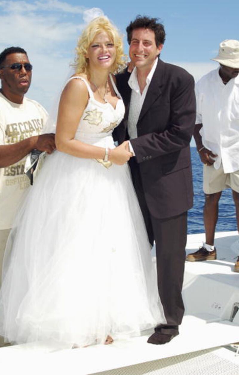 galleries/2011/10/27/celebrities-fake-weddings-photos/fake-weddings-smith_oqvari