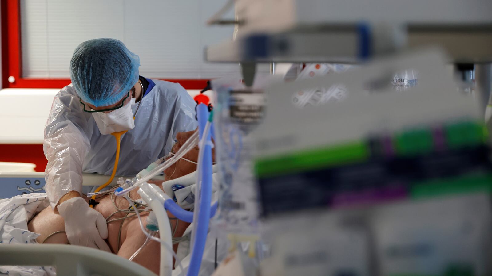 2020-10-16T130351Z_922119649_RC2PJJ9C2MM8_RTRMADP_3_HEALTH-CORONAVIRUS-FRANCE-HOSPITAL_pc6ie3