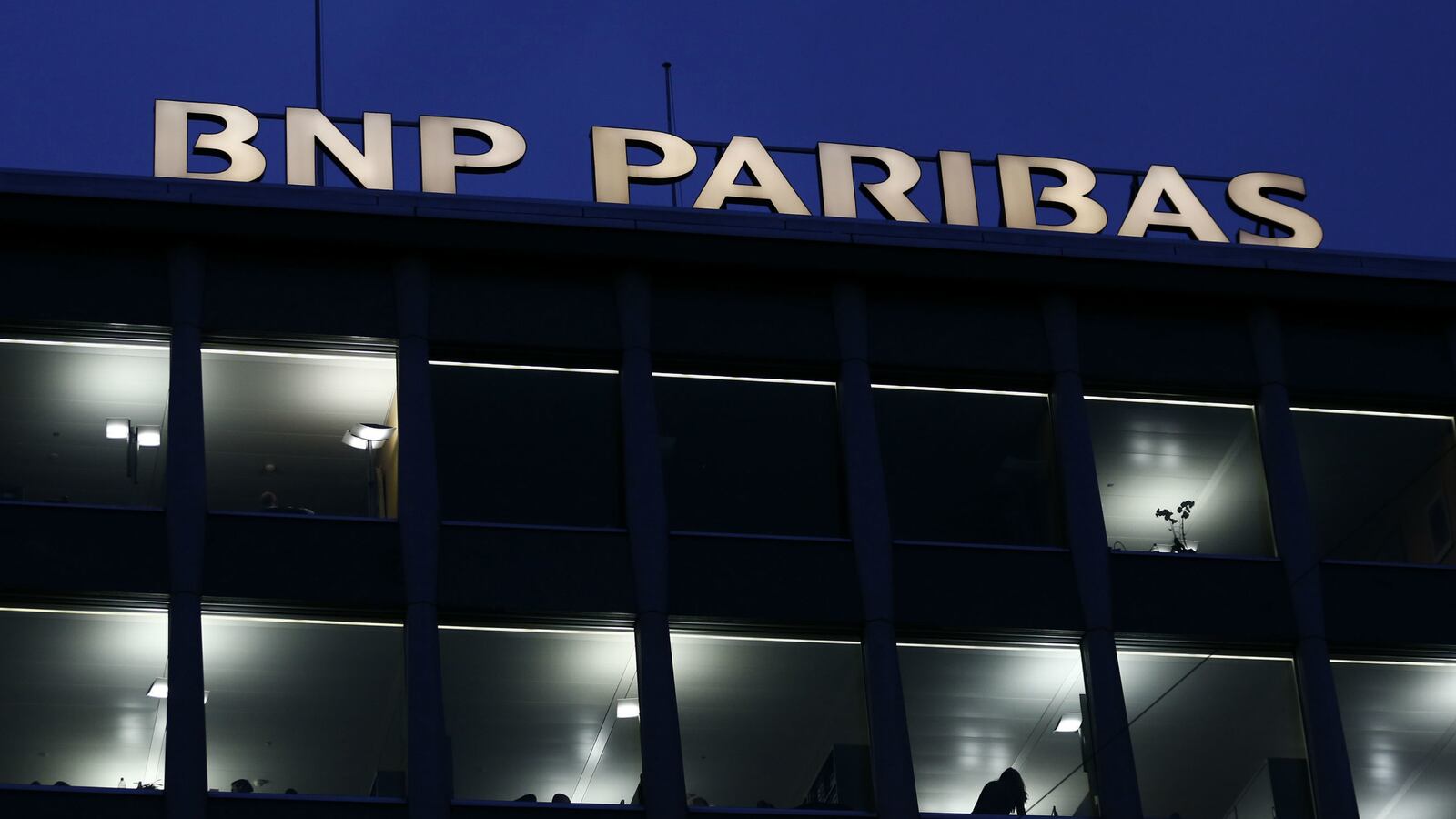 cheats/2015/04/15/lawbreaker-bank-ok-to-manage-retirements/150415-bnp-paribas-cheat_oho0z0