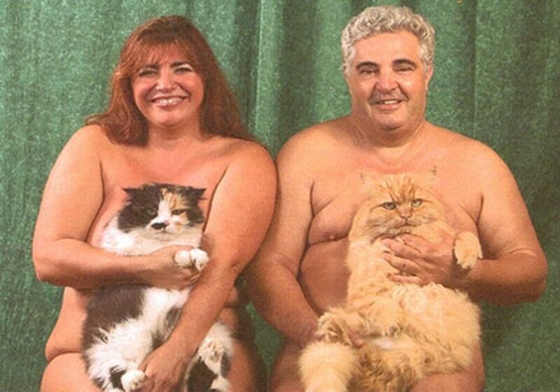 galleries/2011/02/10/awkward-valentine-s-photos/awkward-vday---naked-with-cats_htbxt0