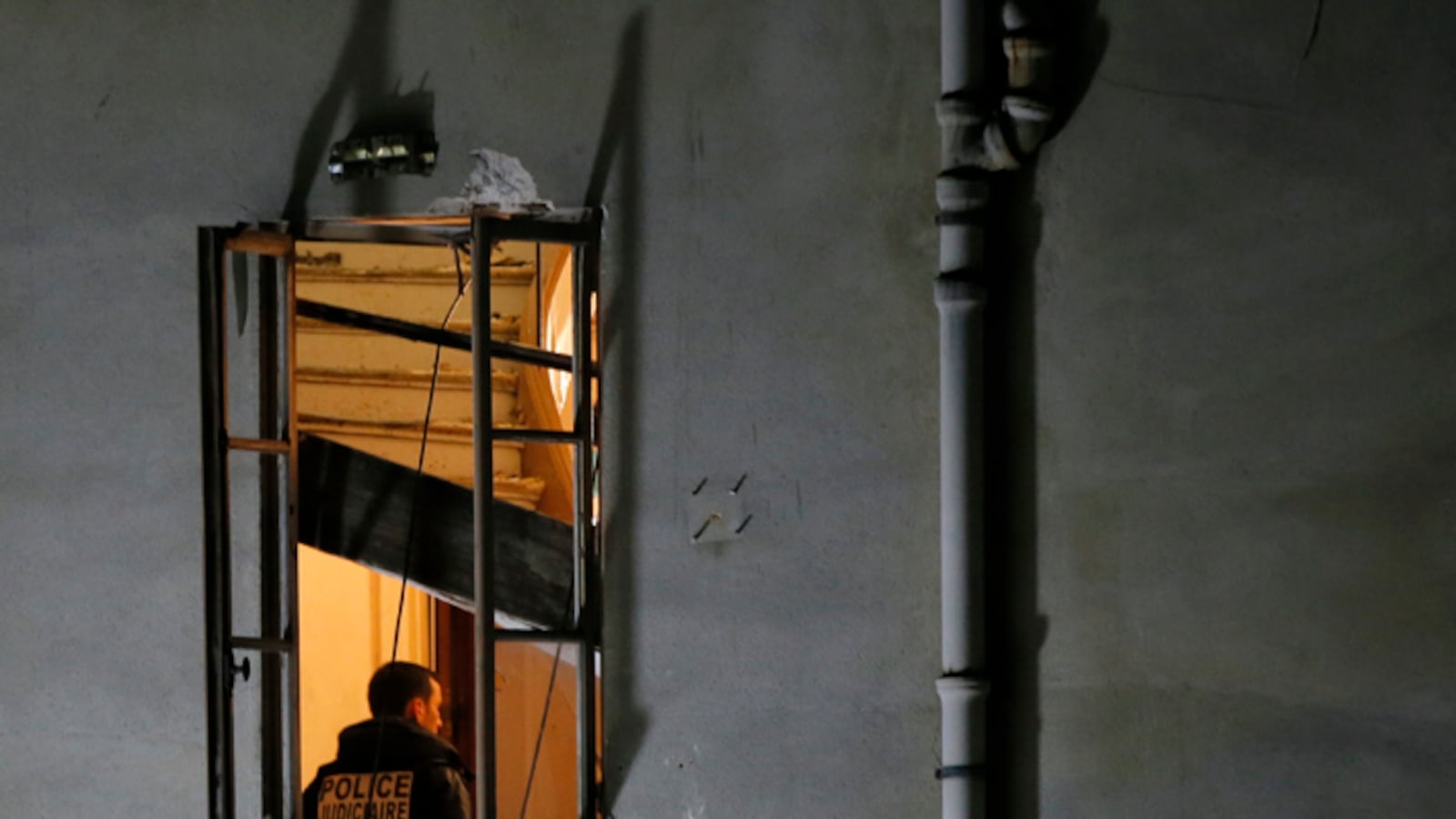 cheats/2015/11/20/third-body-found-in-paris-terror-hideout/151120-saint-denis-cheat_pwl0wn