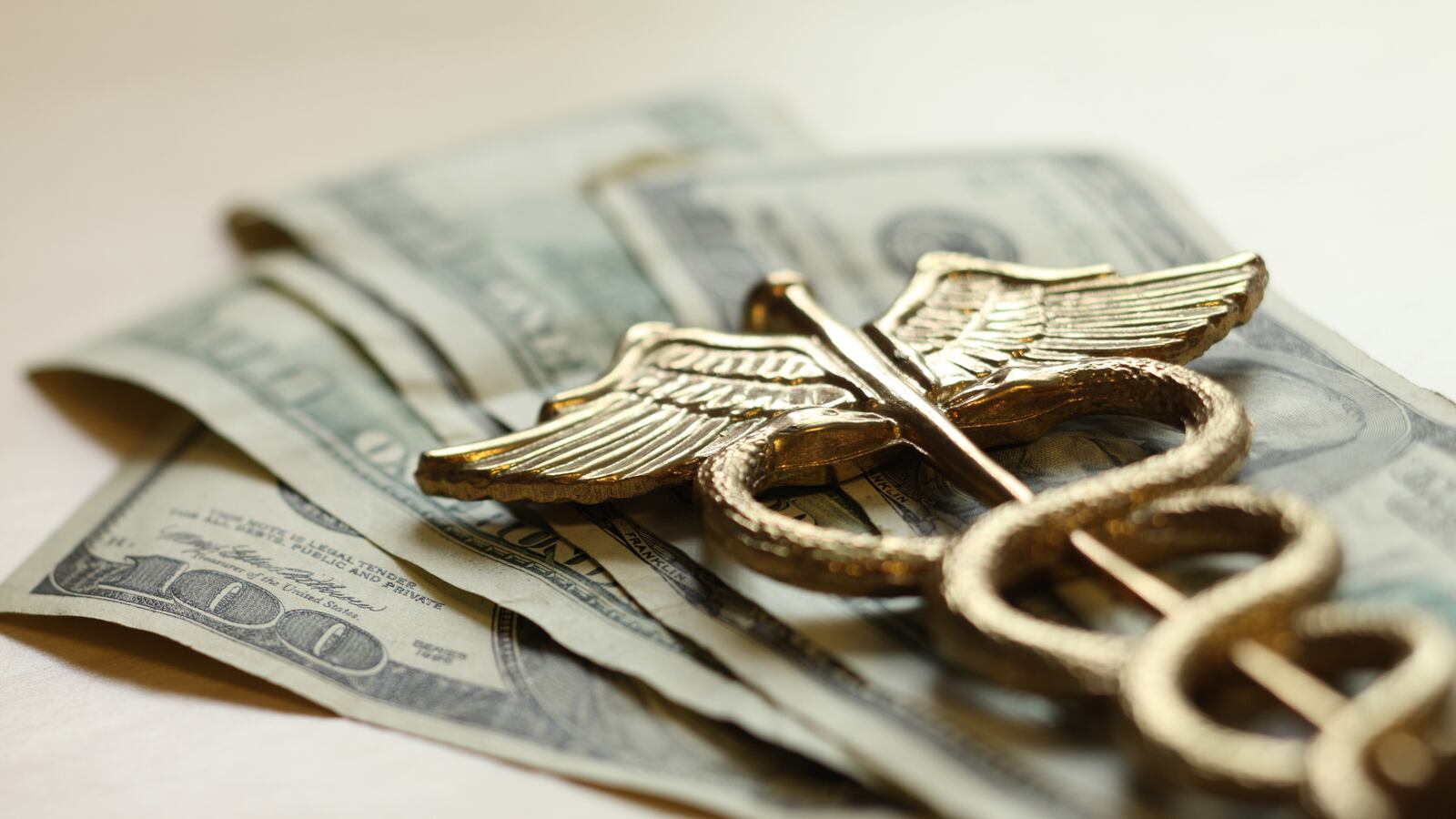 articles/2014/06/18/why-u-s-health-care-is-so-expensive-and-so-pathetic/140614-sepkowitz-health-care-expensive-tease_djnzbc