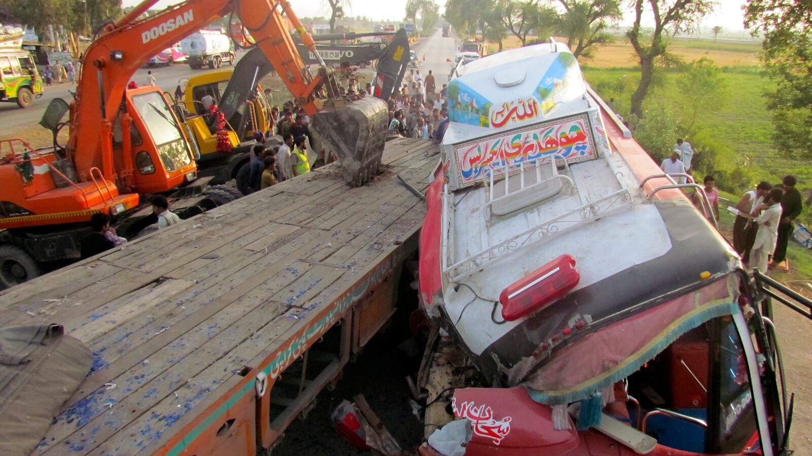 cheats/2014/04/21/40-dead-in-pakistan-bus-accident/140421-pakistan-bus-crash-cheat_s0dpnn