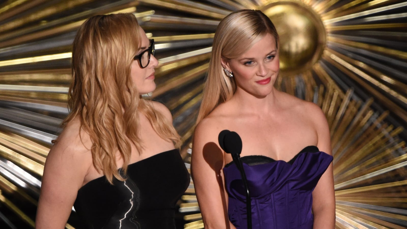 Actress Kate Winslet (L) and Actress Reese Witherspoon present on stage at the 88th Oscars on February 28, 2016 in Hollywood, California. AFP PHOTO / MARK RALSTON / AFP / MARK RALSTON (Photo credit should read MARK RALSTON/AFP via Getty Images)