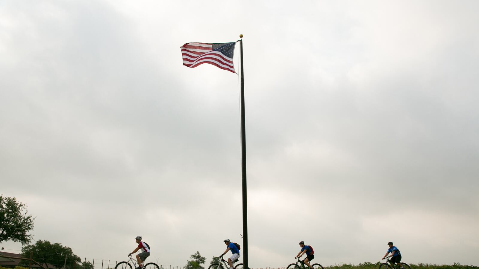 galleries/2013/05/26/george-w-bush-joins-memorial-day-wounded-warrior-100k-mountain-bike-ride/130526-McKinnon-Vets-Bush-embed-01_kozco5