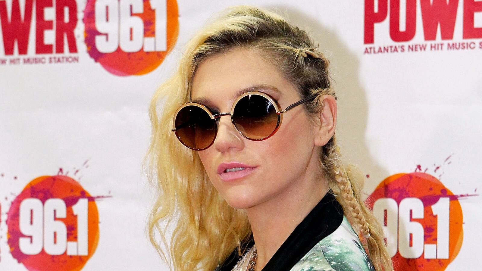 cheats/2012/12/19/ke-ha-apologizes-for-die-young/ke_ha-cheat_zqyhiz