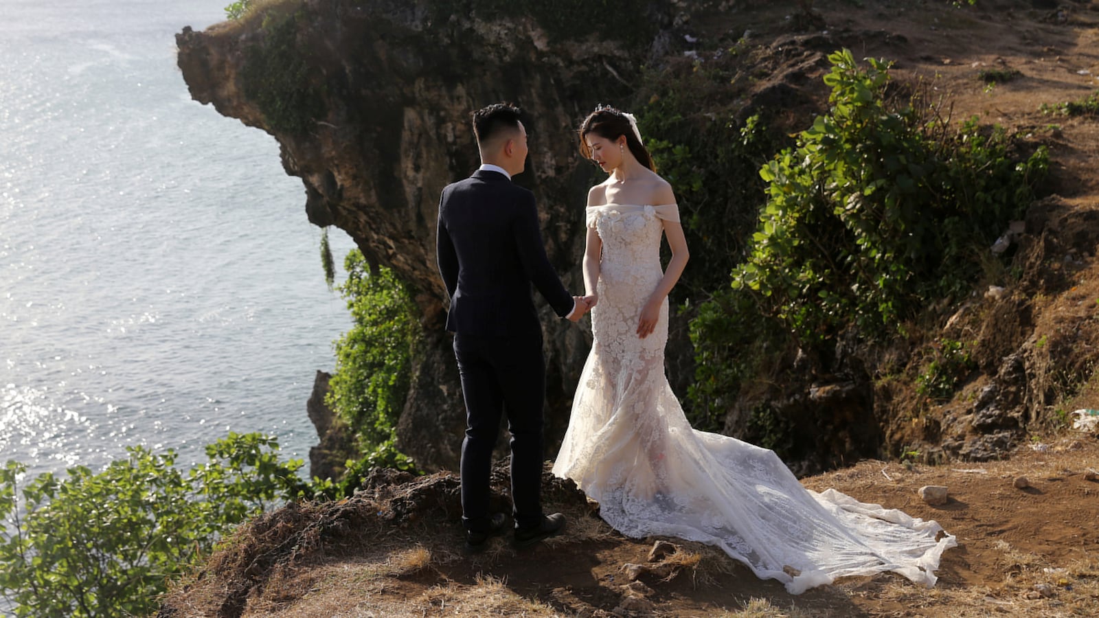 2018-05-13T042109Z_18811995_RC1487F1FF10_RTRMADP_3_GLOBAL-WEDDINGS_nshxak