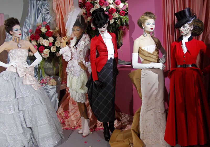 galleries/2010/01/27/fashion-week-day-1/paris-fashion-week---dior-group-2_rvux2o