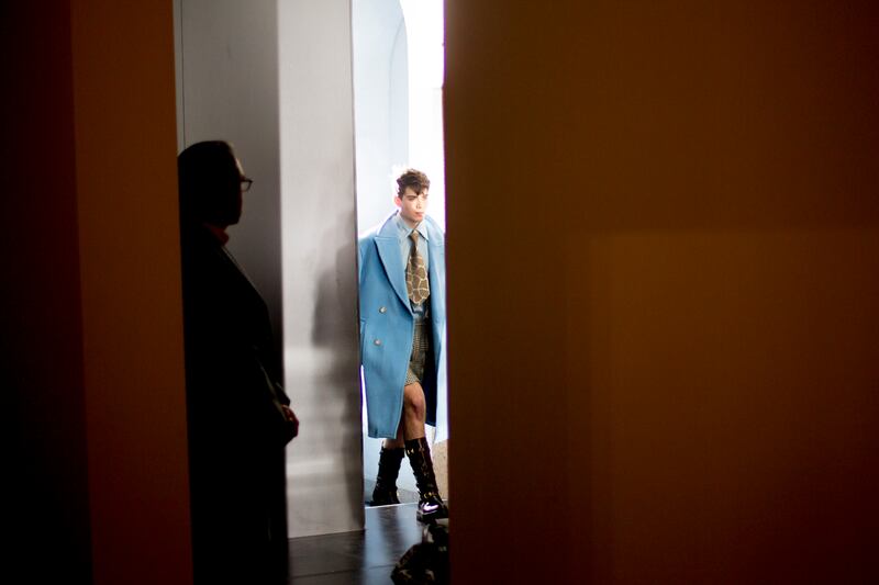 galleries/2013/01/16/backstage-at-men-s-fashion-week-in-milan-2013-photos/milan-mens-backstage-wrap29_fv7scx