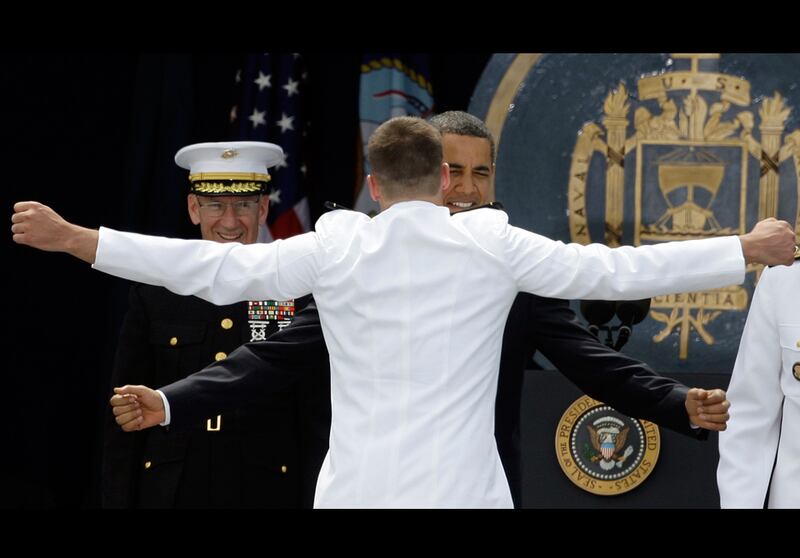 galleries/2011/05/27/awkward-obama-family-photos/awkward-obama-photos-11_catvz7