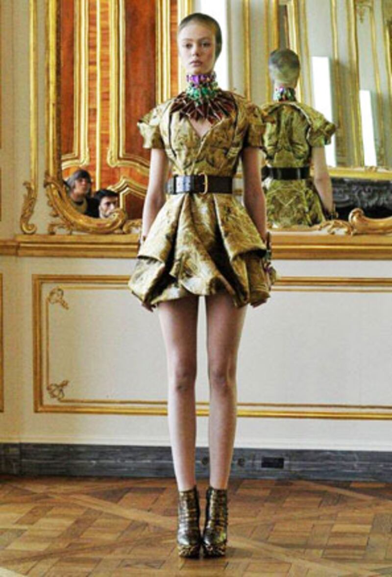 galleries/2010/03/09/alexander-mcqueen-s-last-collection/murphy-mcqueen-paris---10_rubzaq