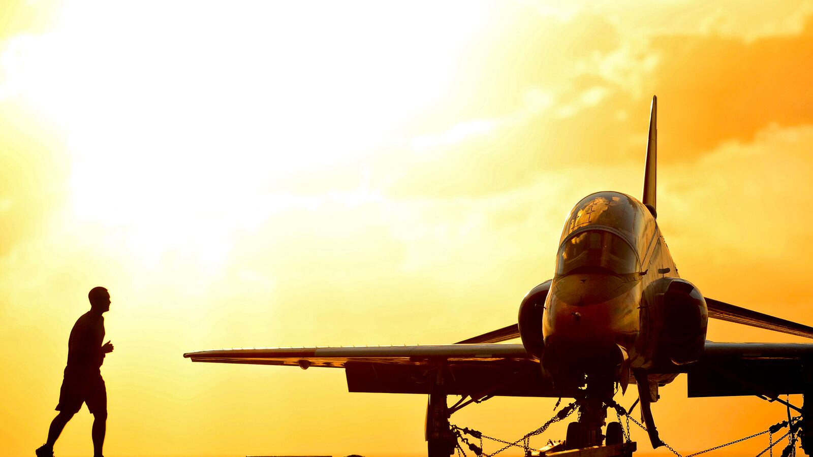 articles/2014/05/21/geoff-dyer-at-sea-unmoored-but-on-target/140520-pierson-dyer-tease_tarcep