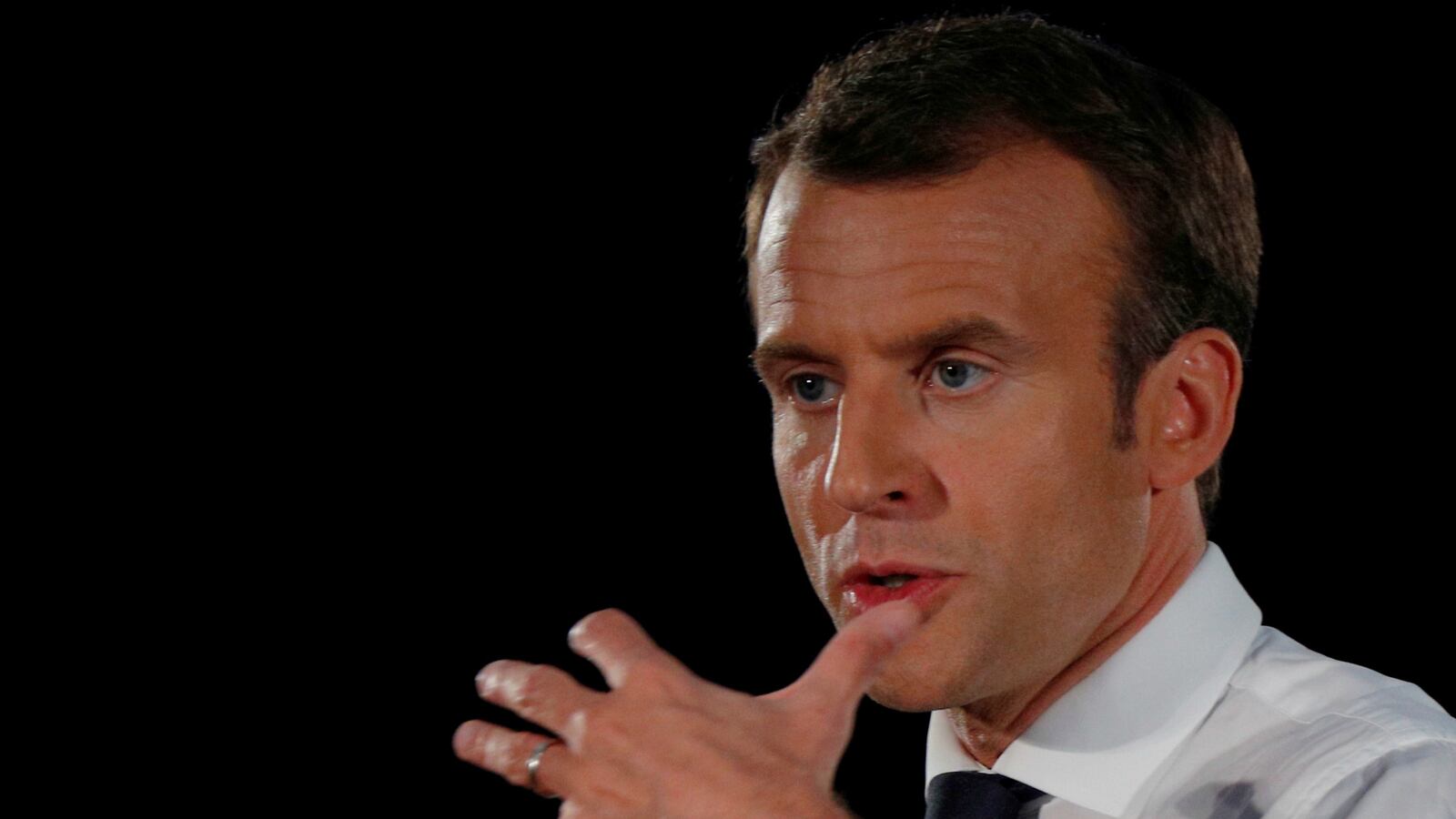 180425-macron-cheat_vaotkz