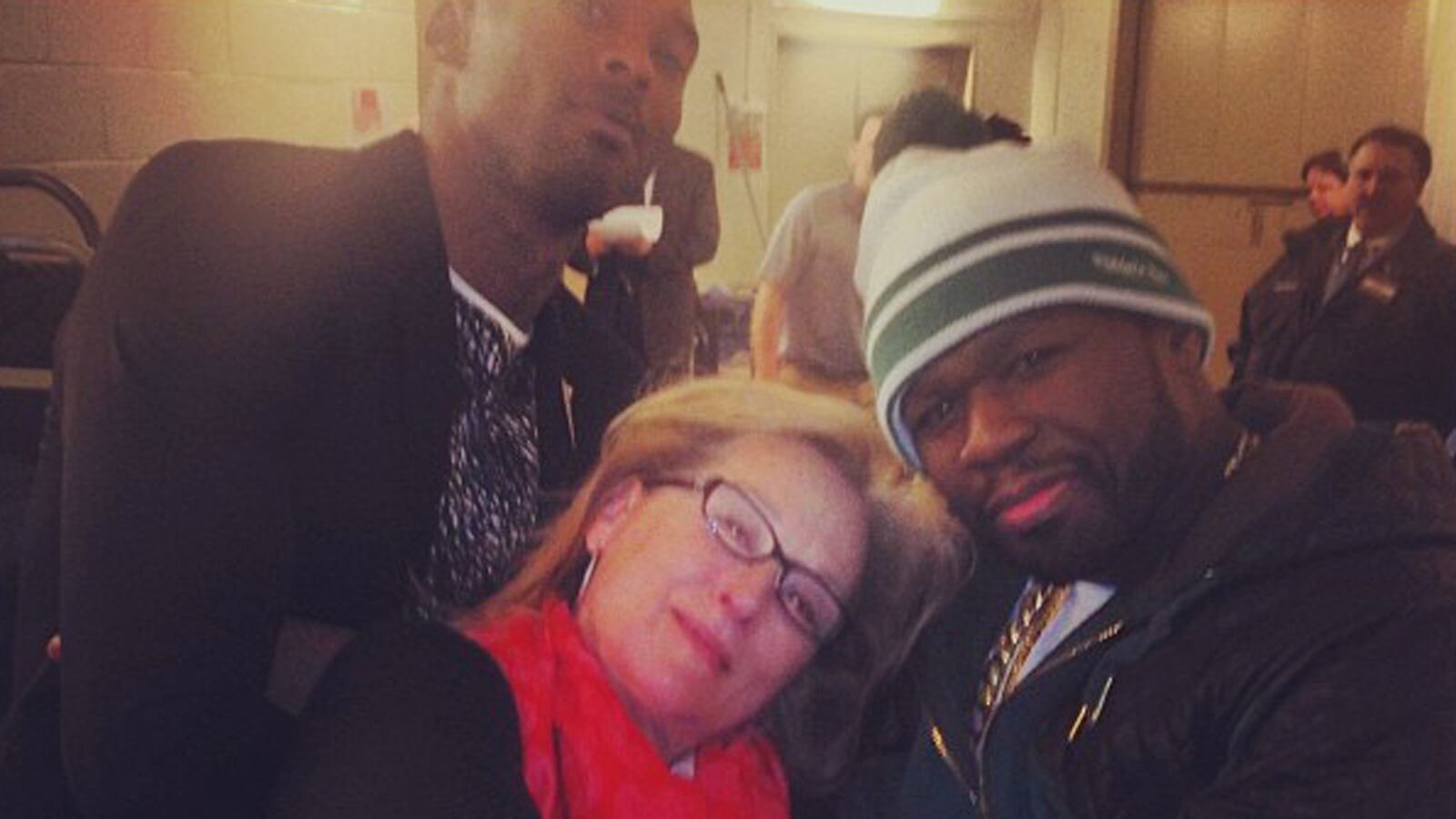 articles/2014/01/27/meryl-streep-took-a-selfie-with-50-cent-and-kobe-bryant-give-her-an-oscar/140127-streep-50cent-tease_ixk8hx