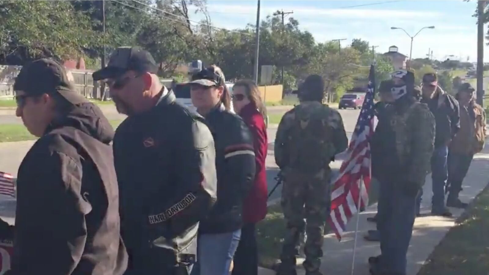 cheats/2015/11/25/armed-mosque-protesters-dox-muslims/151125-mosque-protesters-cheat_tywheg