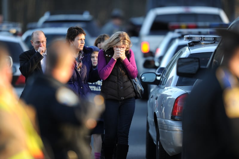 galleries/2012/12/15/connecticut-school-shooting-photos/14shooting16_xkhssn