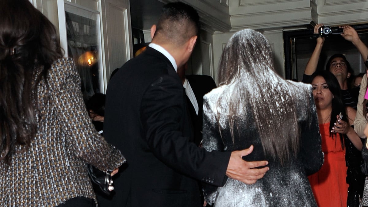 cheats/2012/03/23/kim-kardashian-flour-bombed/kim-kardashian-hit-with-flour-on-red-carpet-cheat_do6hm7