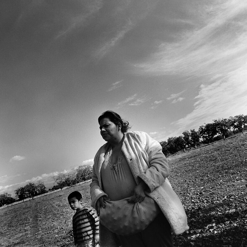 galleries/2012/06/16/california-s-perilous-acres-food-hunger-business-migrants-photos/13-valleyofshadowsanddreams-_kenlight_013_tricln