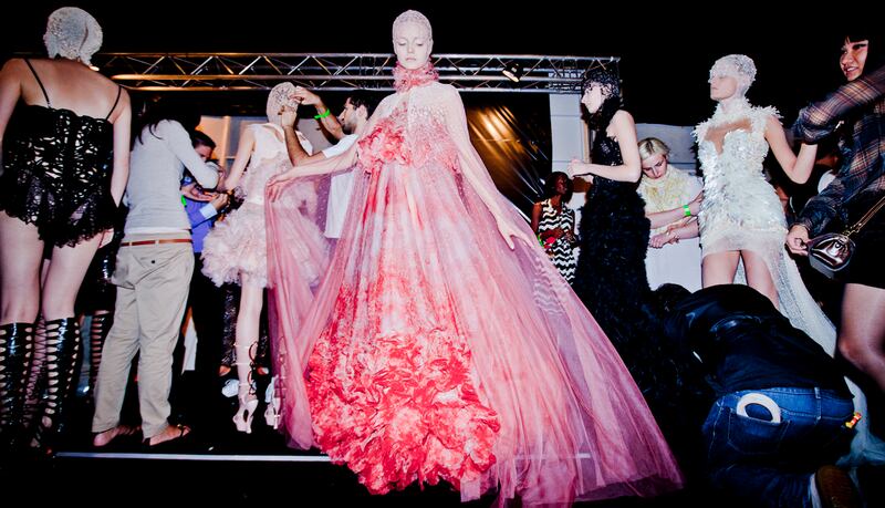 galleries/2011/10/06/backstage-paris-fashion-week-photos/backstage-paris-fashion-week-tease_d4rp55