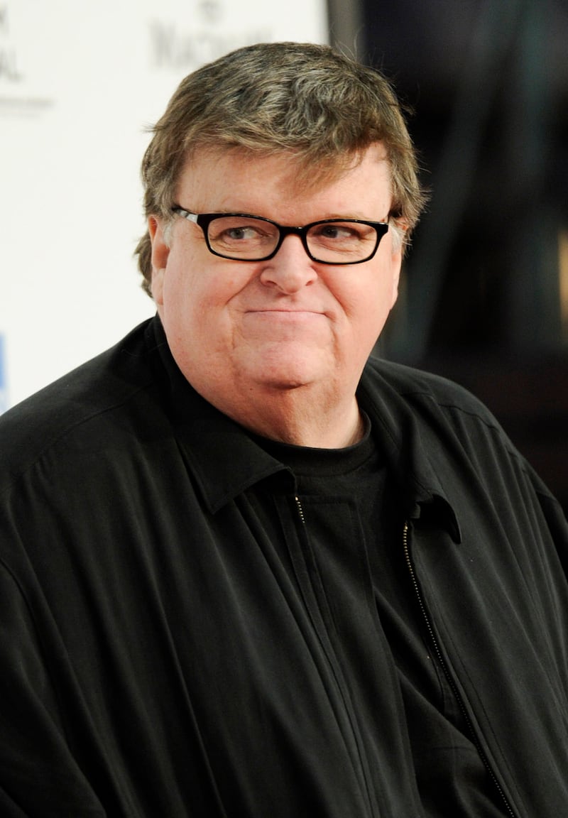 galleries/2012/10/10/lady-gaga-mia-more-star-supporters-of-julian-assange-photos/moore-julian-assange-celeb-supporters_kfbuwg