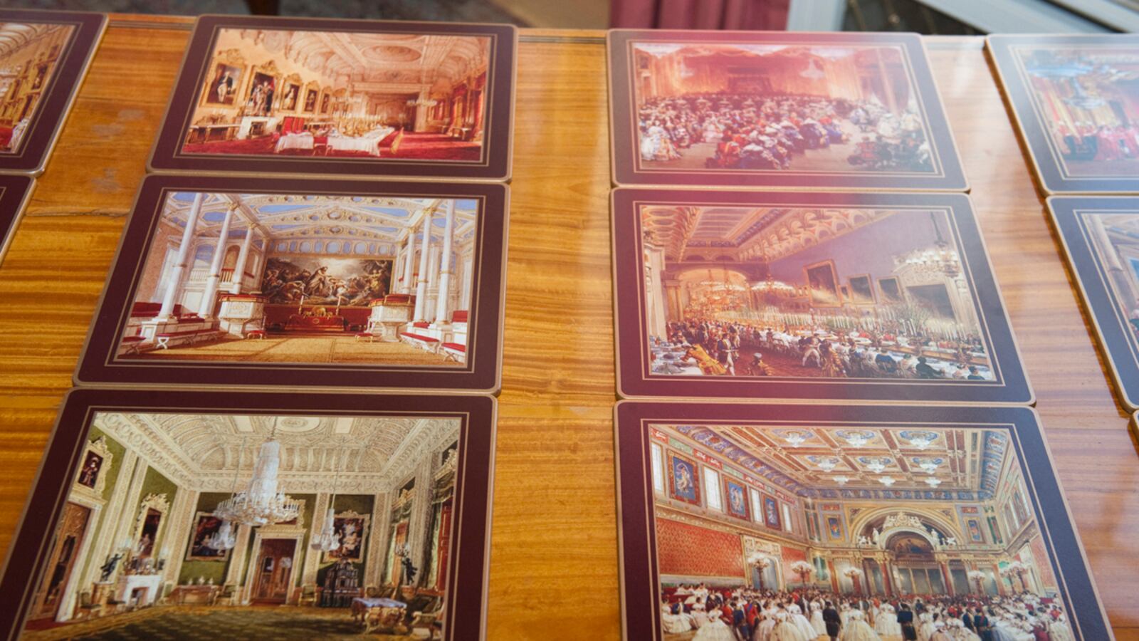 articles/2012/12/18/queen-gets-60-placemats-and-huge-chunk-of-arctic-as-jubilee-gift/queen-present_sq0y3u