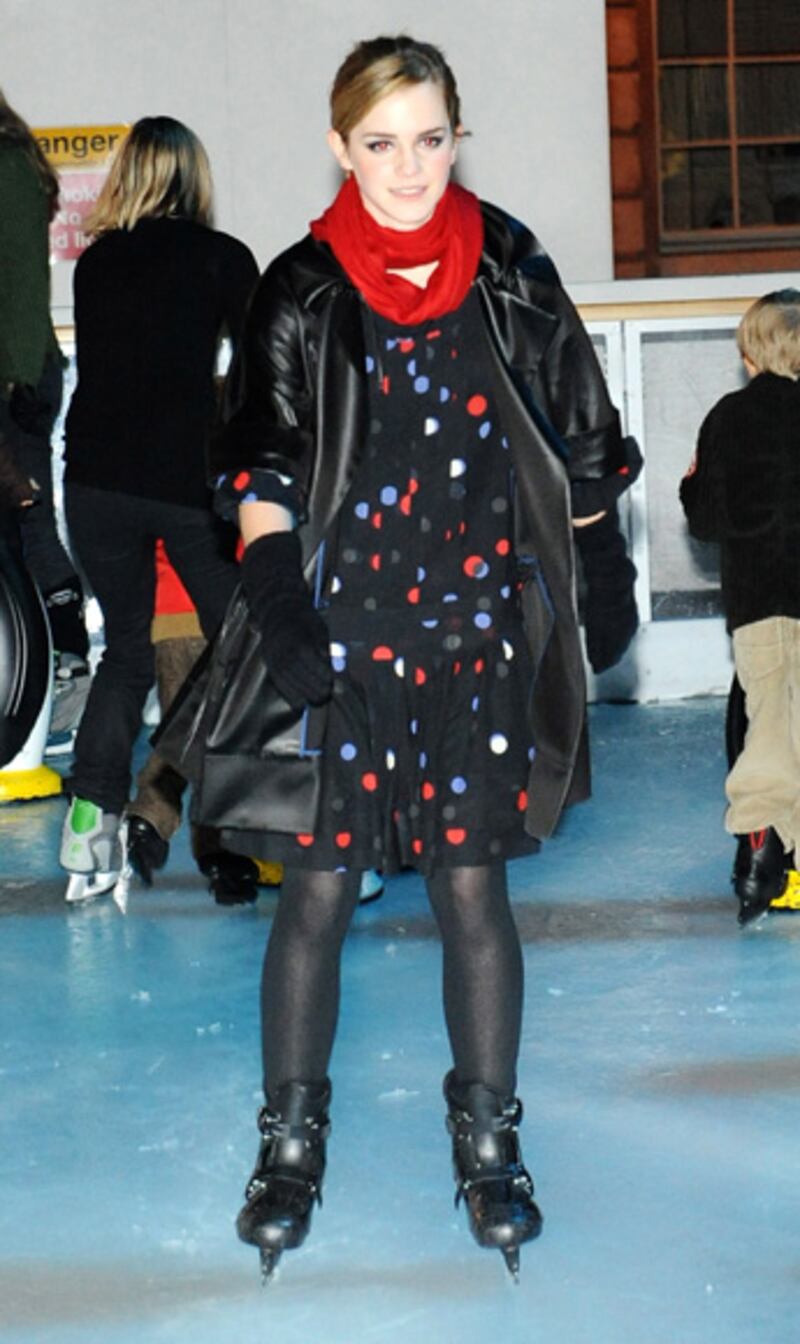 galleries/2011/11/26/celebrities-ice-skating-pippa-middleton-suri-cruise-photos/stars-on-skates-emma-watson_ostv0l