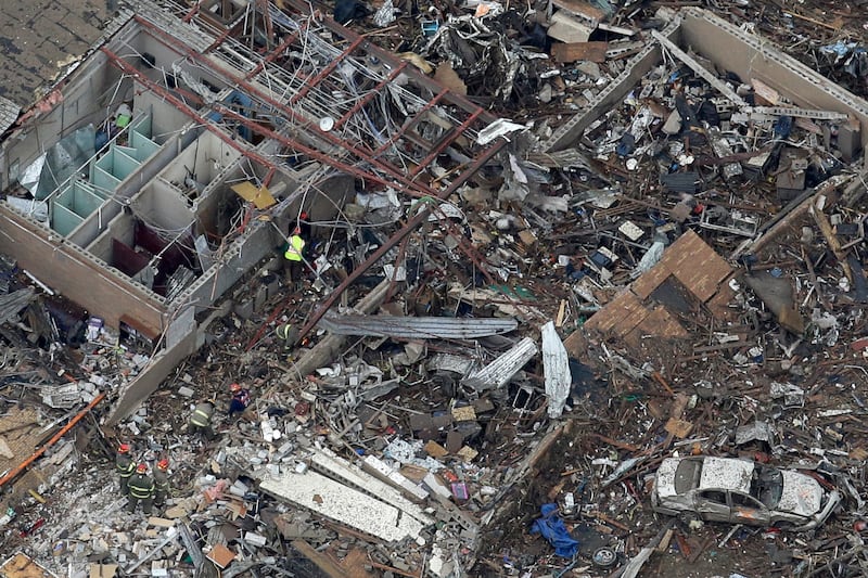 articles/2013/05/23/oklahoma-tornado-hero-teacher-anna-canaday-take-me-instead/130522-daly-plazatowers-tease_swnltv