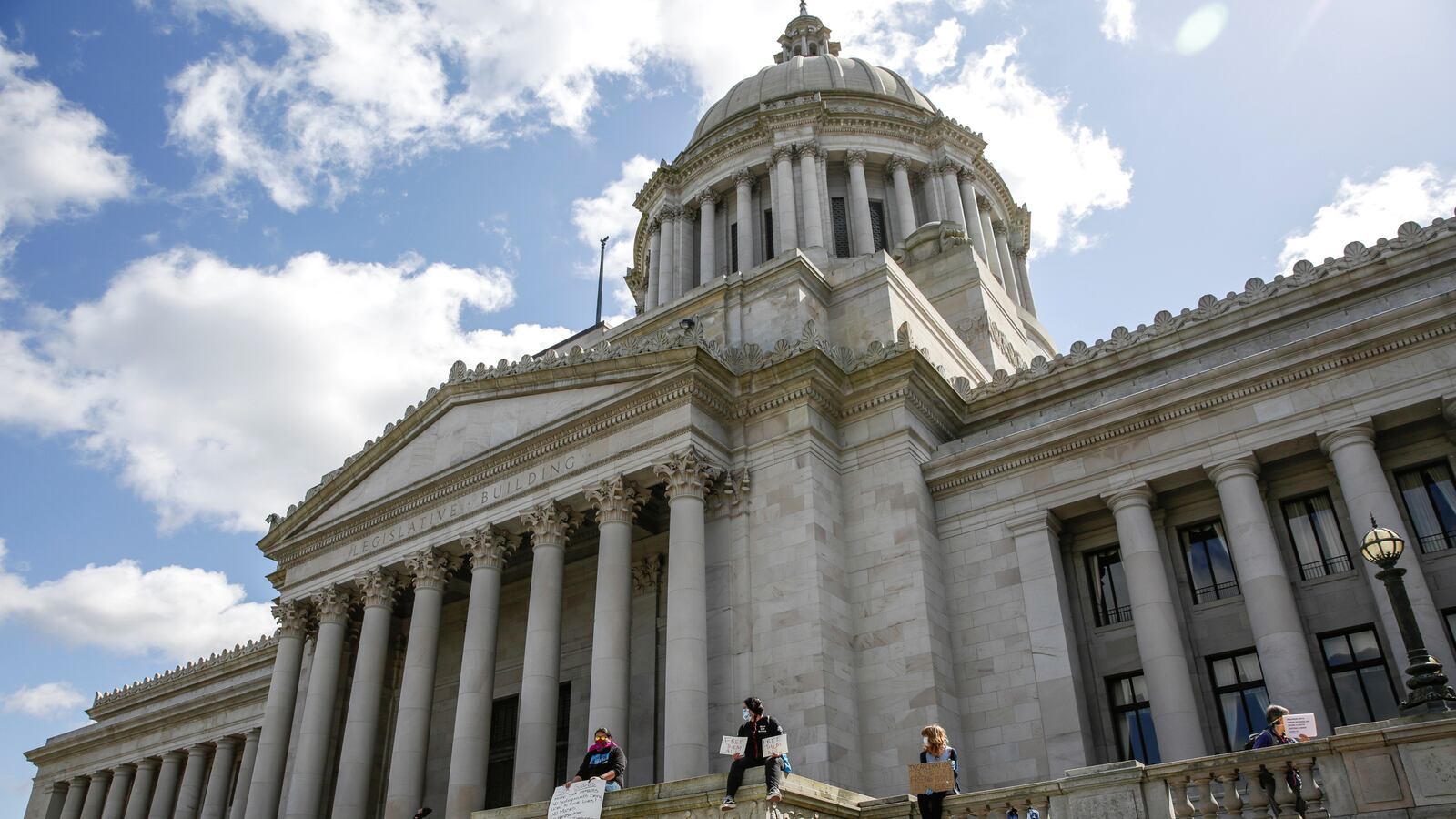 2020-04-12T000000Z_586943729_RC2O2G97NC1X_RTRMADP_3_HEALTH-CORONAVIRUS-USA-PRISONS_a2pc3y