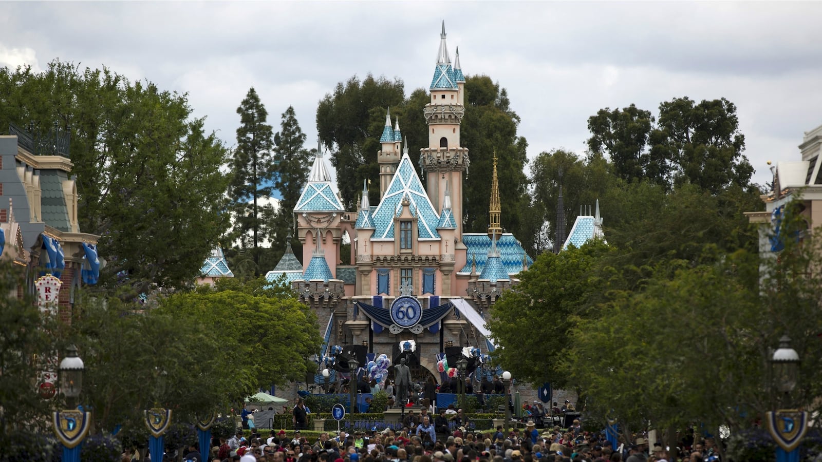 cheats/2015/12/17/disney-world-installs-metal-detectors/151217-disneyland-cheat_q7k52i