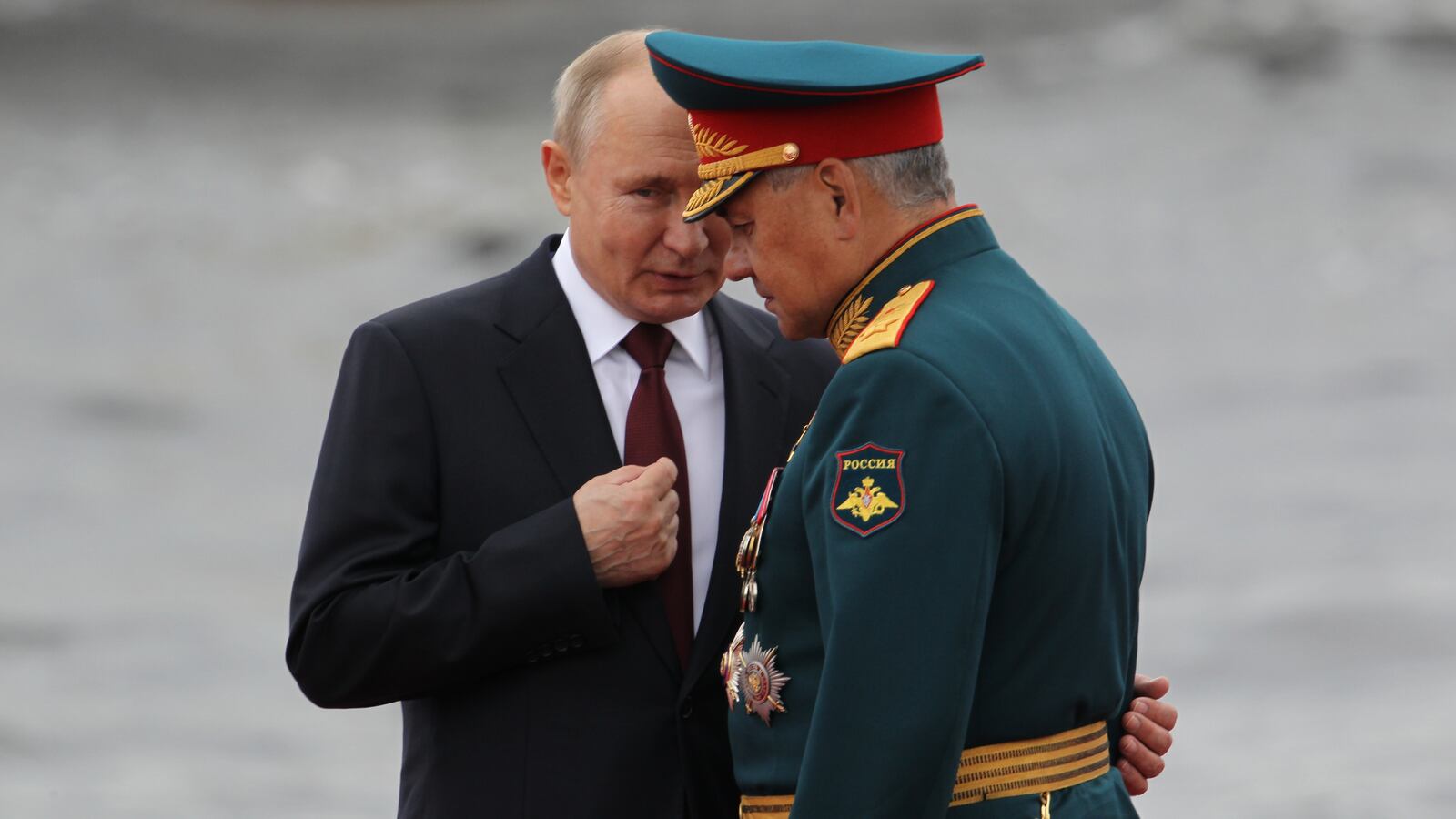 Vladimir Putin talks to Defence Minister Shoigu