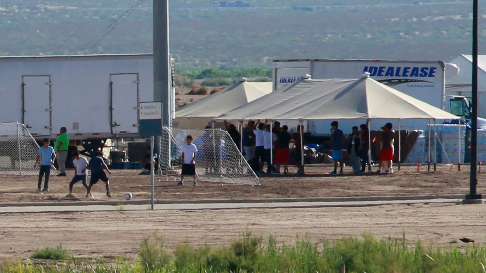 180930-tent-cities-migrant-children-cheat_ubztfl