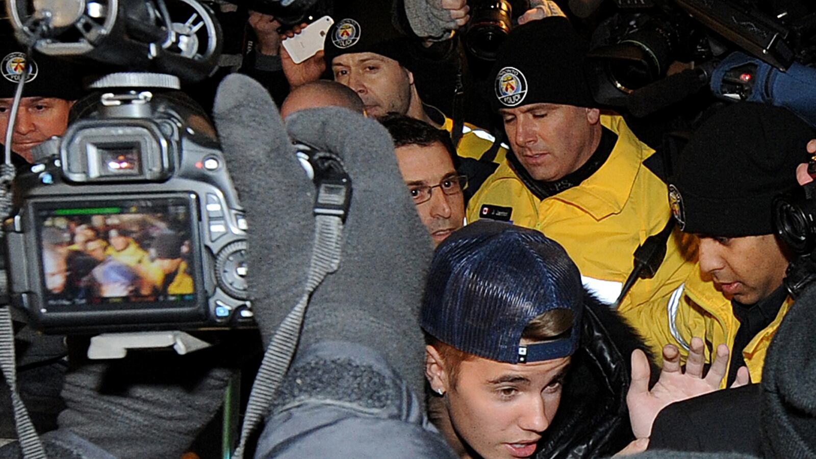 cheats/2014/01/30/bieber-charged-for-toronto-assault/140130-biebs-toronto-cheat_xsljbr