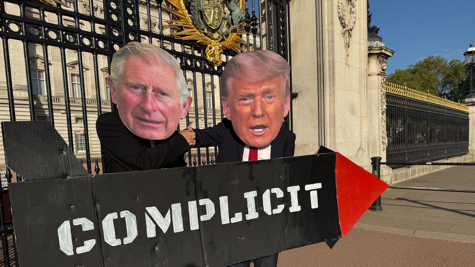 27 April 2026, Great Britain, London: Two men wearing the masks of US President Donald Trump and King Charles III stand outside Buckingham Palace in London. A protest by the "Stop Trump Coalition" group took place in the British capital. The Trump opponents are opposing the state visit by the British king, who is traveling to the USA with Queen Camilla on Monday. Photo: Patricia Bartos/dpa (Photo by Patricia Bartos/picture alliance via Getty Images)