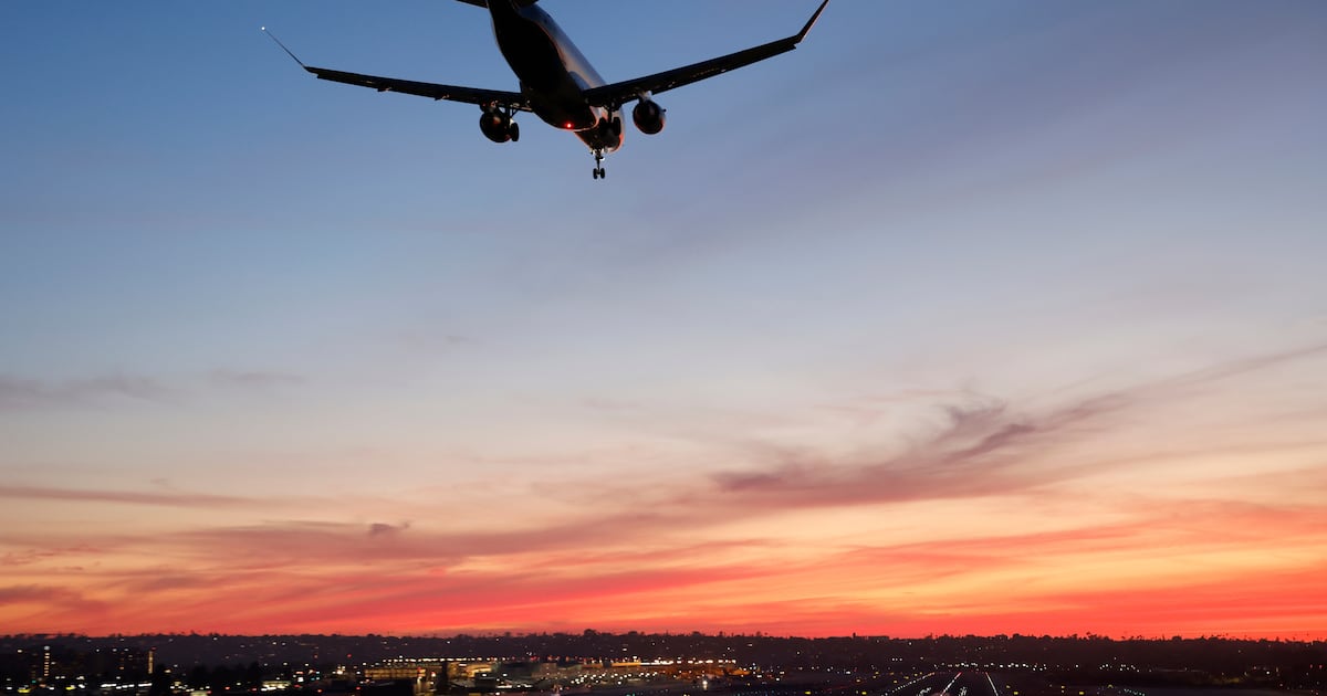 Plane Makes Emergency Landing After Knocking on Cockpit Door
