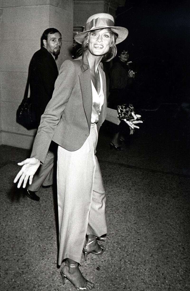 galleries/2013/12/24/from-julia-roberts-to-meryl-streep-the-best-80s-power-suits-photos/131223-power-suits10_bprkct