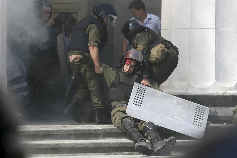 galleries/2015/08/31/protesters-clash-with-police-in-ukraine-photos/150831-ukraine-clashes6_aeodjc